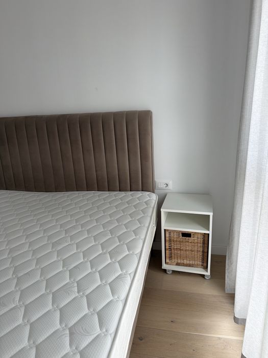 Set 2 noptiere albe cu cosuri ratan si roti