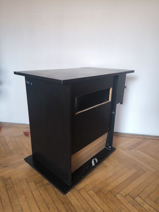 Birou de calculator compact și funcțional