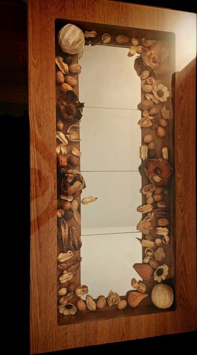 Masa de cafea cu spațiu de decor și spațiu depozitare sau decor