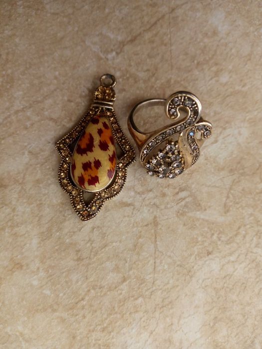 Шикарное кольцо размер 18-19 и кулон подвеска. Цена за все 30тыс