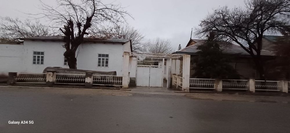 Sherobot tumanida 10sotixli hovli uy sotiladi.