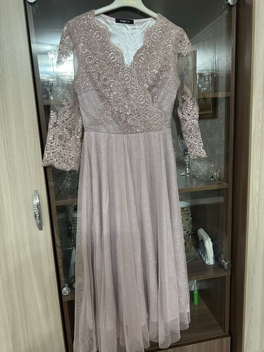 Продам платье за 10 000.