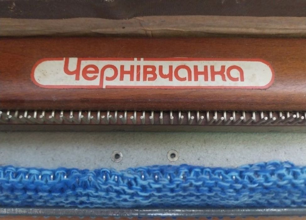 Mașină veche de tricotat de colecție.