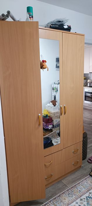 Небольшой шкаф в прихожей