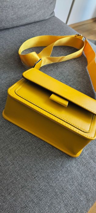 Жълта дамска чанта