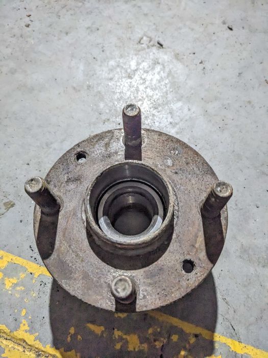 Задняя ступица в сборе mazda 323 BA