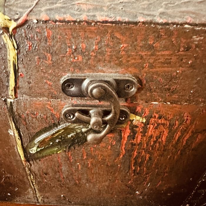 Декоративен дървен сандък + 2 винтидж бокала