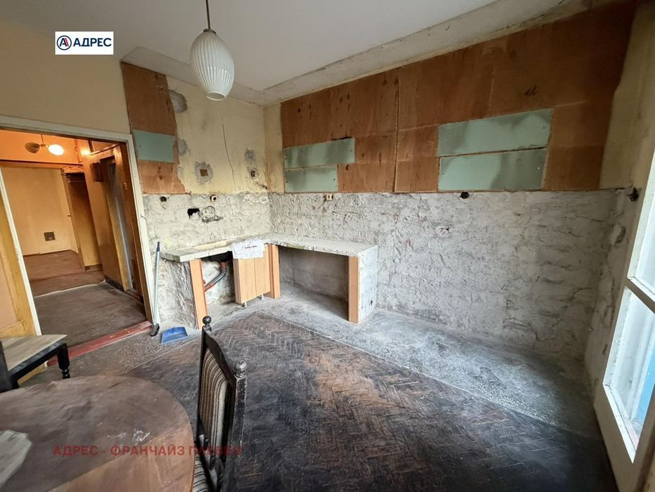 Продава се Тристаен апартамент в Плевен, Идеален център - 86 кв.м за 1570 €/кв.м - Снимка #2