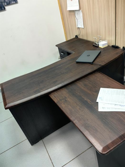 Стол руководителя с приставкой