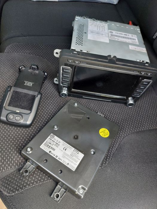 Set Multimedia Original VW (Navigație RNS 510 + Modul Bluetooth + Suport Telefon)