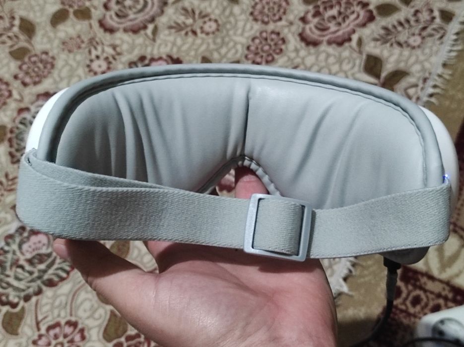 Массажёр для глаз.