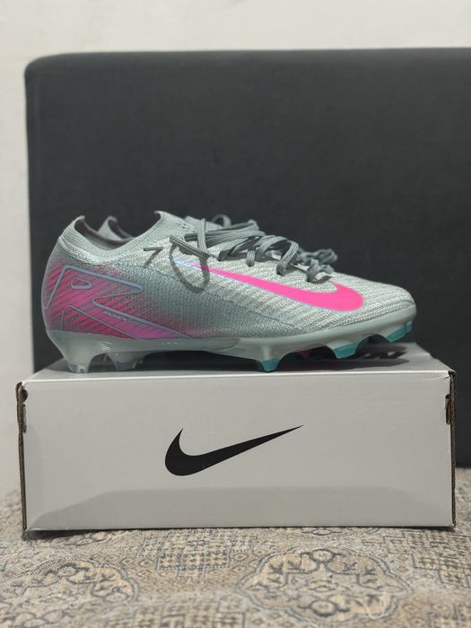 Продаются разных видов бутсы.