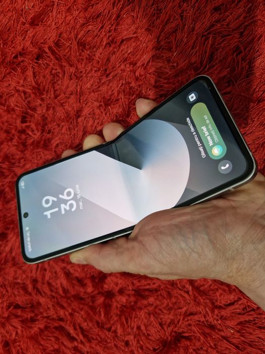 -Samsung Z Flip 6, Black, 256Gb, 12Ram, stare foarte buna-cateva semne