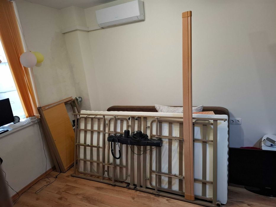 Електрическо болнично легло с дунапренен матрак, в отлично състояние