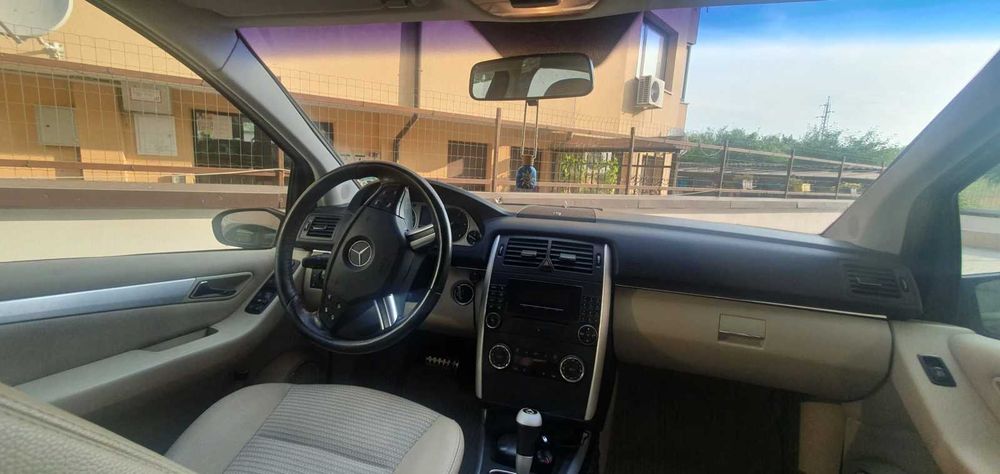 Лек автомобил Mercedes B200