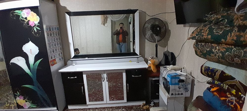 Shkaf trimo tumbasi bilan sotiladi