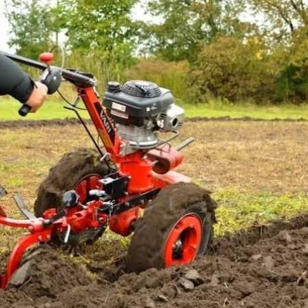 Вспашка земли мотоблоком