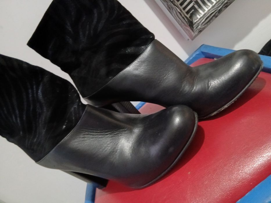 Ghete de dama din piele naturala marimea 38 in stare perfecta.
Nu au n