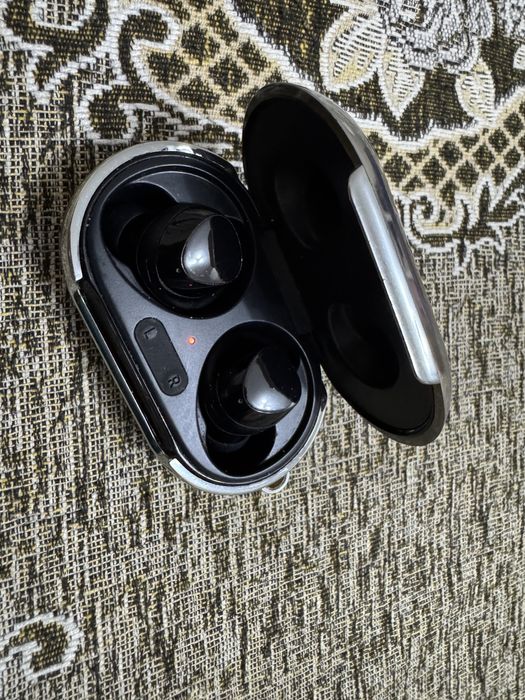 продам наушники buds +