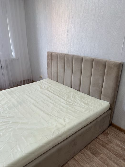 Кровать двуспальная с матрасом