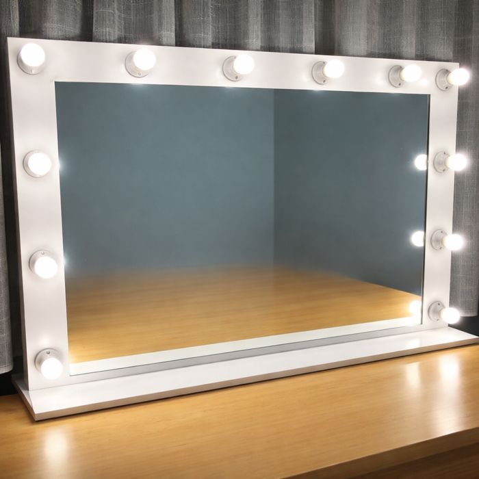 Hollywood огледало