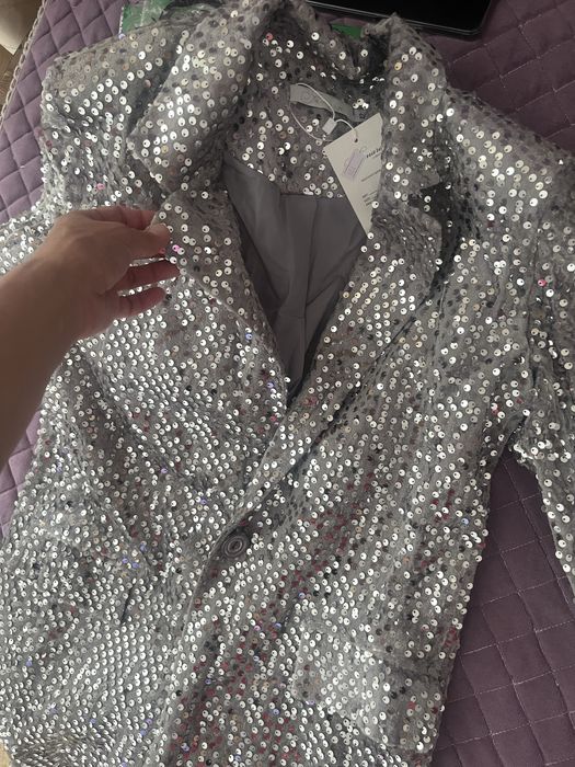 Продам пиджак белый с золотистыми паеддками