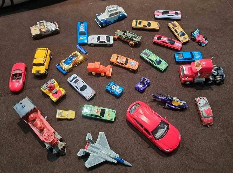 Lot 29 masinute din plastic si metal