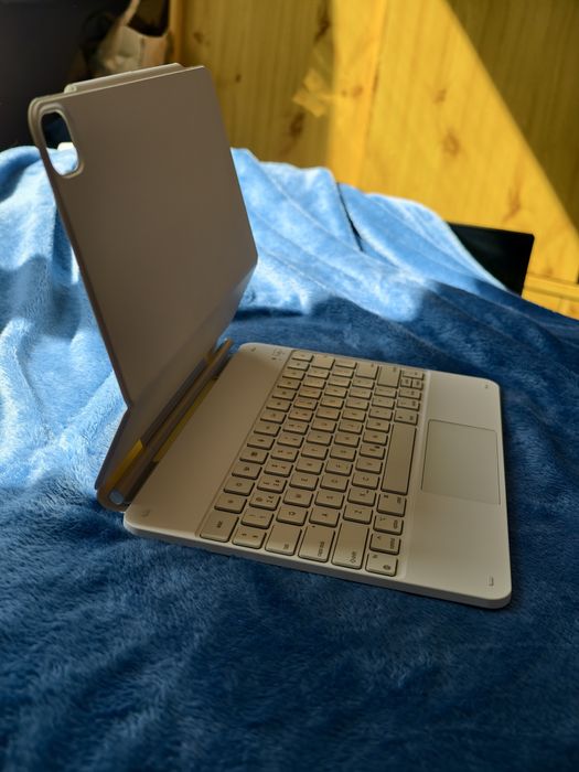 Калъф с клавиатура за iPad Pro 13 M4/M5 ESR Rebound Magnetic Keyboard Case 360 - бял