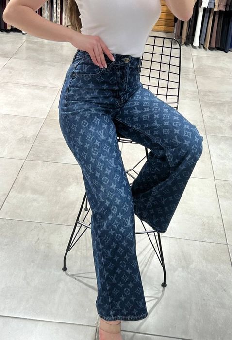 Blugi Louis Vuitton dama
Marimi  30
               M/L
Pret 255 lei