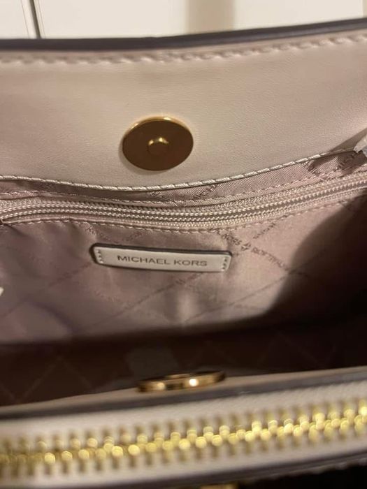 Телесен цвят чанта на Michael Kors