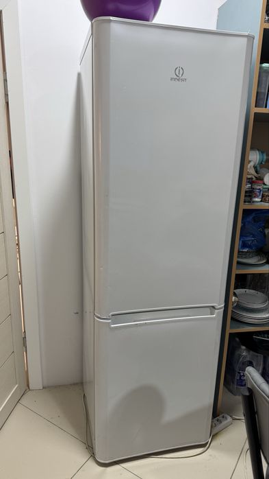 Продам холодильник indesit