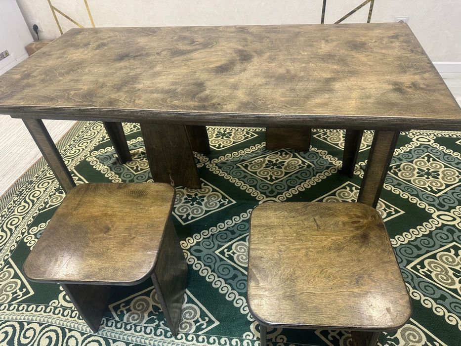 Стол со стульями