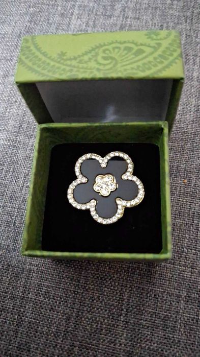 Дамска брошка цвете с камъни