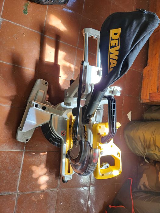 Потапящ циркуляр с герунг DeWALT DCS365N-XJ, 18 V, 184 мм, без батерия и зарядно