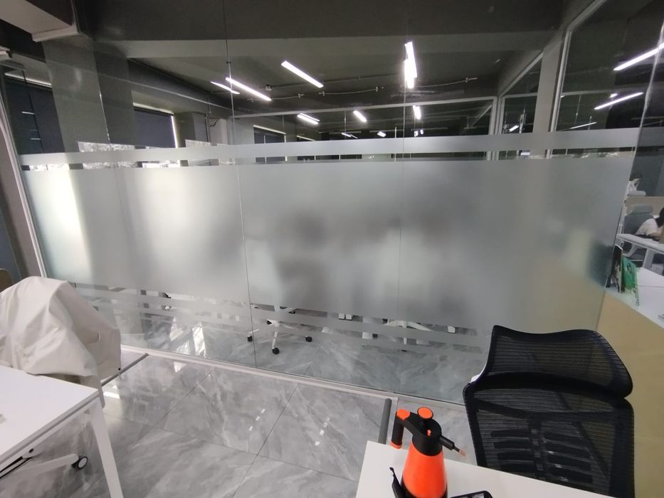 Матирование плёнкой офисных перегородок