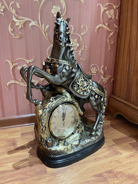 Часы. Soat ot haykali bilan, oltin va jigarrang ranglarda