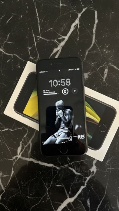 Срочно продам iPhone se 2020