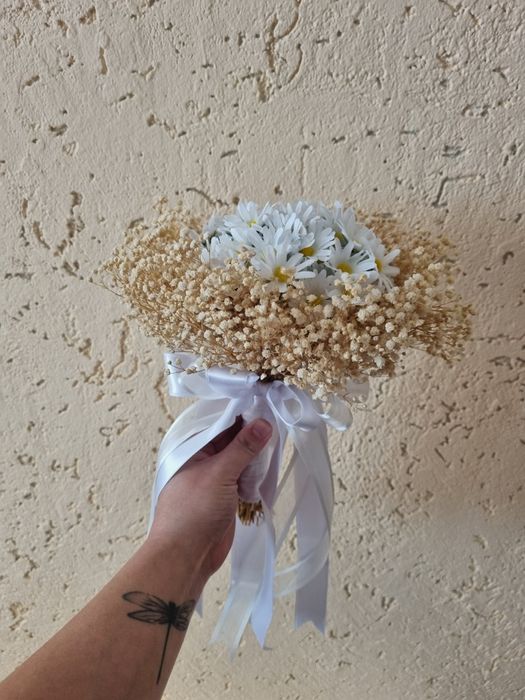 Нежни бутониери за ревер гривни булчински букет сватба