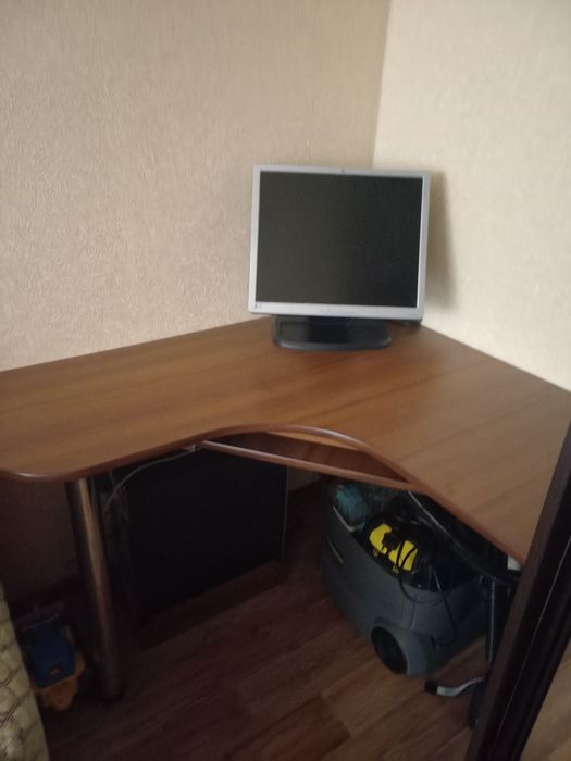 Продам компьютерный стол