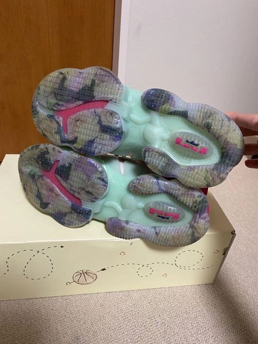 Кроссовки LeBron 19 Valentine’s day оригинал