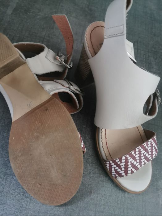 Vând sandale din piele