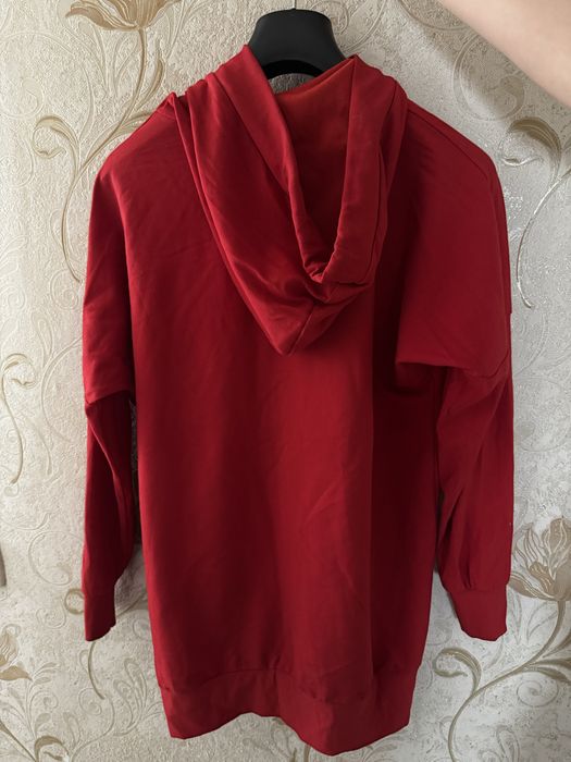 Женские худи бежевого и красного цвета