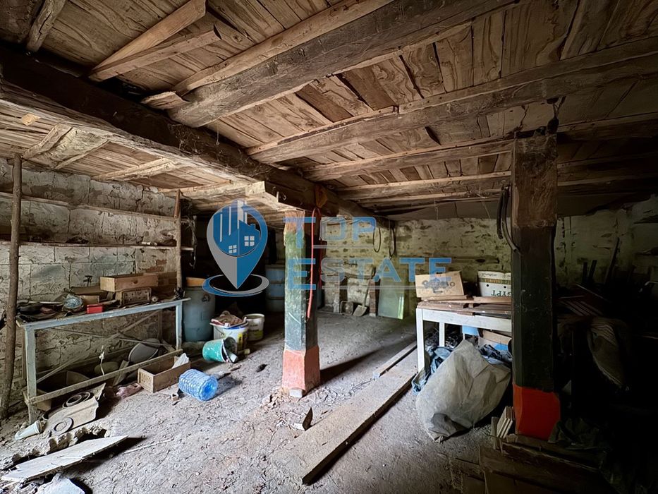 Голяма двуетажна тухлена къща в село Янтра, област Габрово