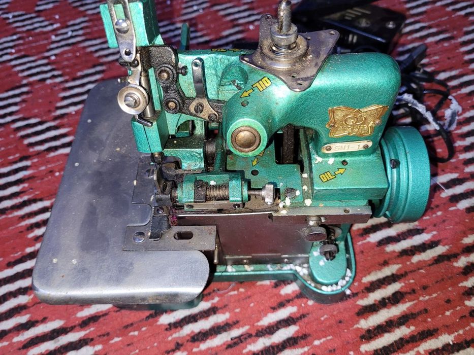 Averlok tikuv mashinasi 
Ishlashi Alo dkuarajada 
3 ta ip ketadi 
Chok