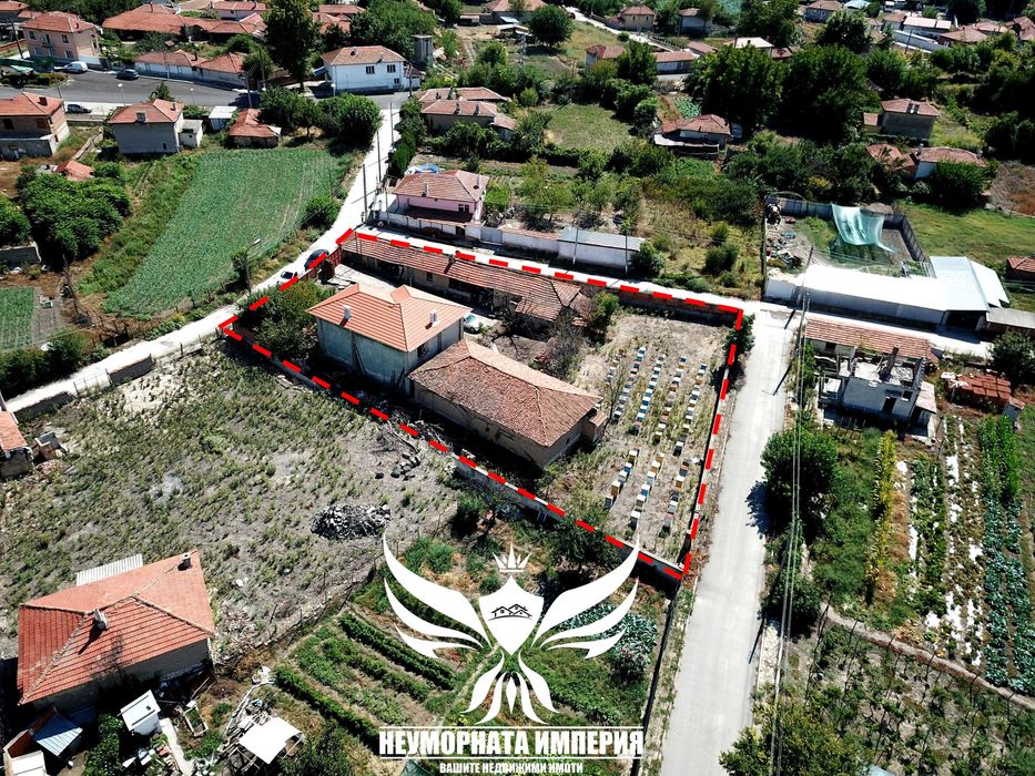 Продавам двуетажна къща с постройки 320РЗП с 1600кв двор село Ахматово