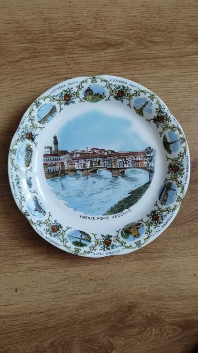 Красива порцеланова чиния от Флоренция Италия.
