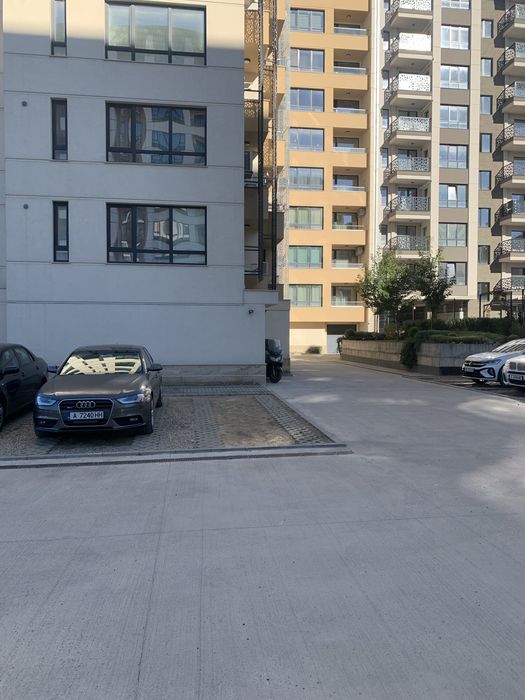Наземно паркомясто