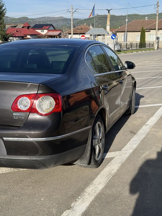 Se vinde autoturism