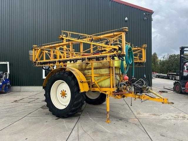 Пръскачка Dubex – 2500 литра, работна ширина 27 м