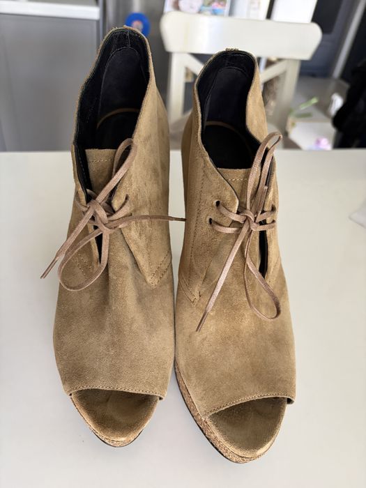 Platforme din piele intoarsa si toc inalt Burberry- 39, original.